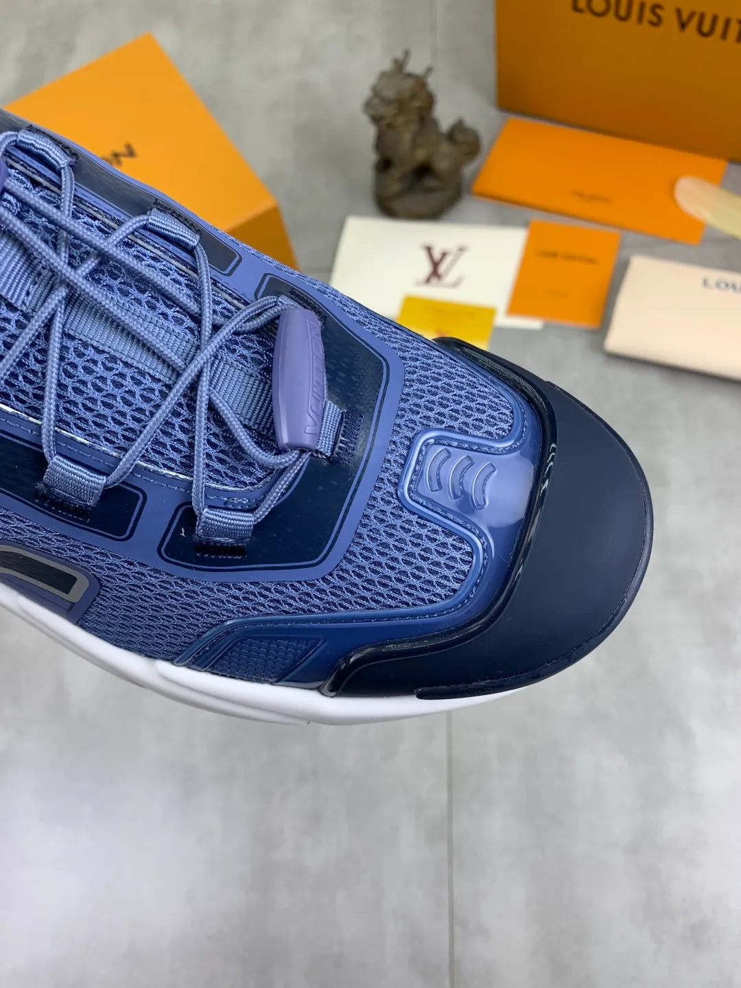 Men's Men's Shoes💰P740 New High Version LV Louis Vuitton L Jialu Brand Runner Tatic Series Thick Sole Casual Sports Shoes Running Shoes Original Purchase Development Production This LV Runner Tatic sports shoe combines technical materials such as mesh fabric and ribbons to interpret the inspiration of traditional mountaineering shoes. LV letters are written on one side, the lariat buckle of the quick lacing system is embellished with Monogram flowers and Louis Vuitton logos, and the light and wear-resistant rubber outsole completes the whole package. The delivery counter is beautifully packaged🛍📦 ▪️Fabrics: Original imported custom technical fabric + mesh ▪️Inner lining: Original customized breathable mesh ▪️Sole: Original open-molded anti-slip rubber combination material ▪️Sole thickness: 4CM ▪️Size: Men's 39-44 (38 45 (customized)